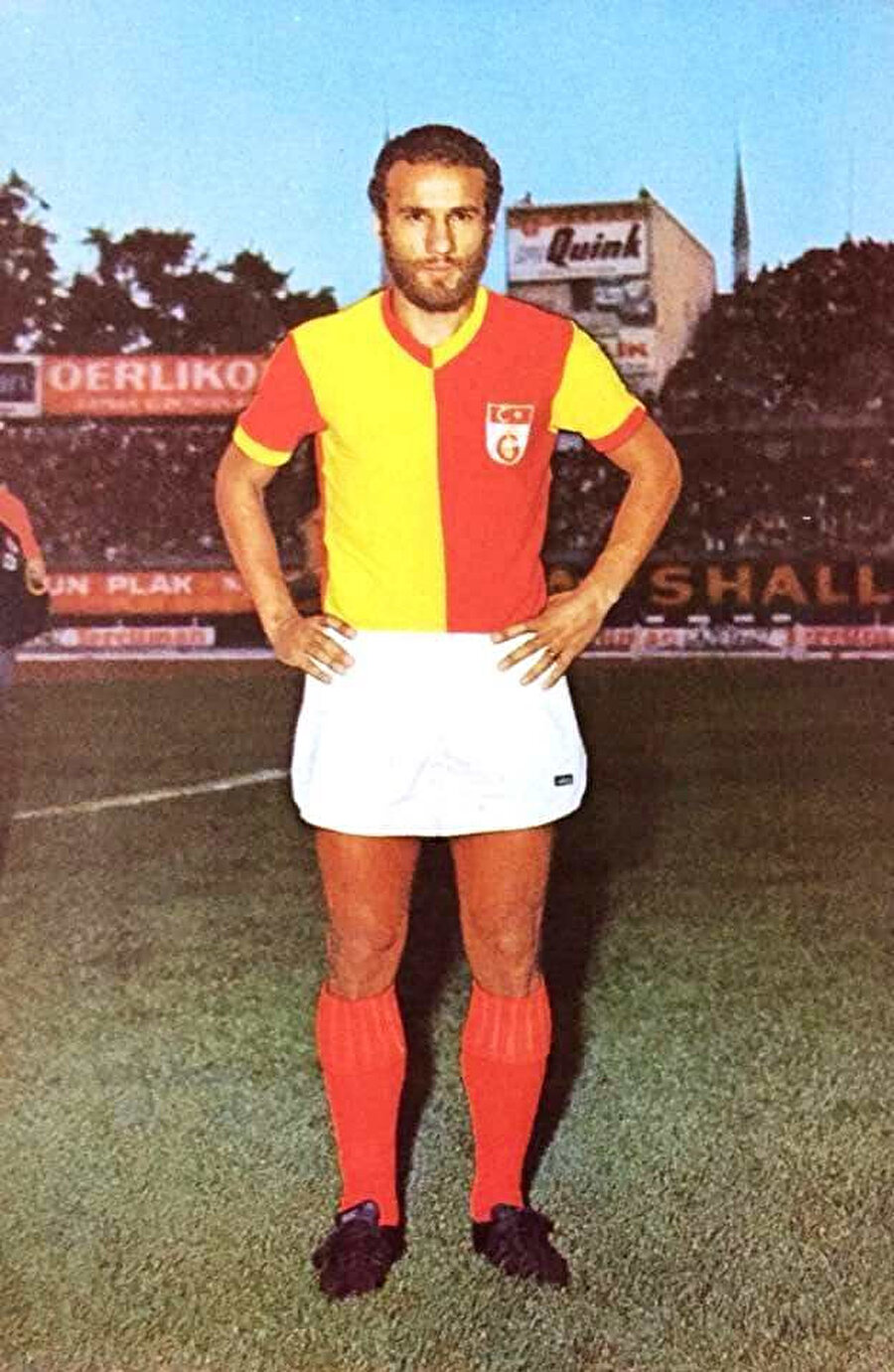Galatasaraylı eski millî futbolcu İsmail Kurt'un kardeşidir