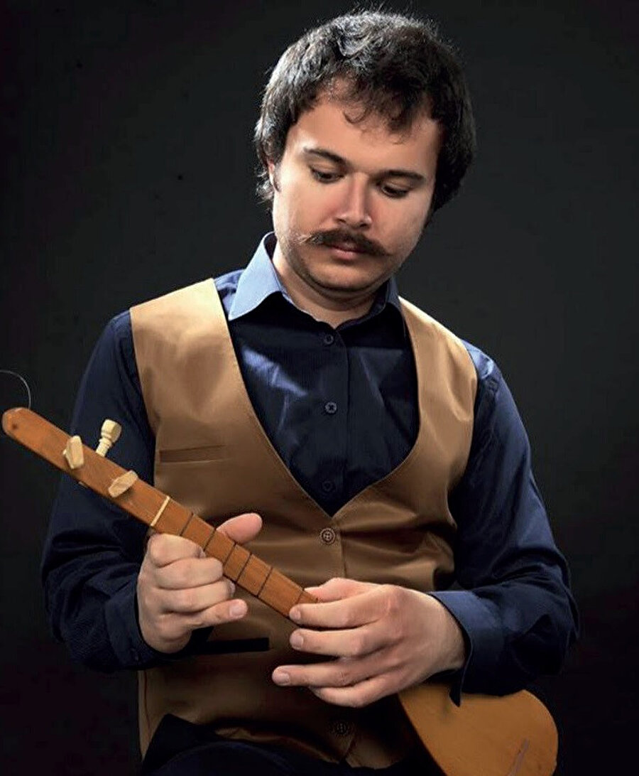 Küçük yaşlardan beri müziğe ilgi duyan Emre Dayıoğlu, ilkokul yıllarında bağlama çalmaya başlamıştır.