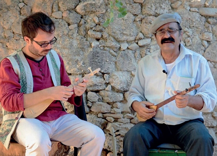 Yaptığı araştırmalarda tanıştığı Üçtelli sanatçıları ile usta-çırak ilişkisiyle bu sazın çalım tekniklerini öğrenmektedir.