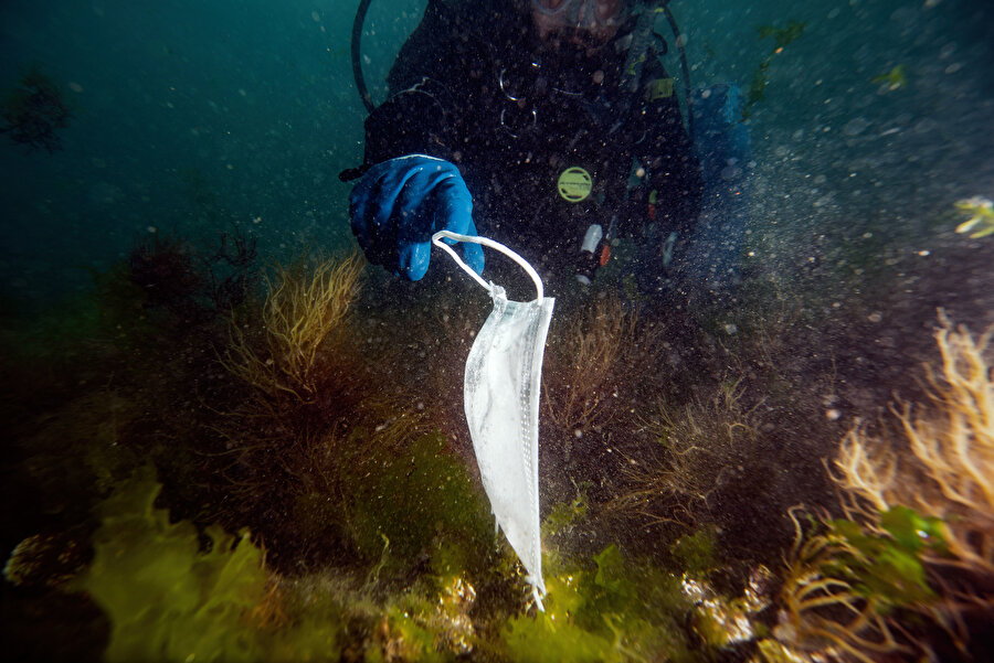 Bunu da gördük: Sokaklardan sonra denize de maske atıldı