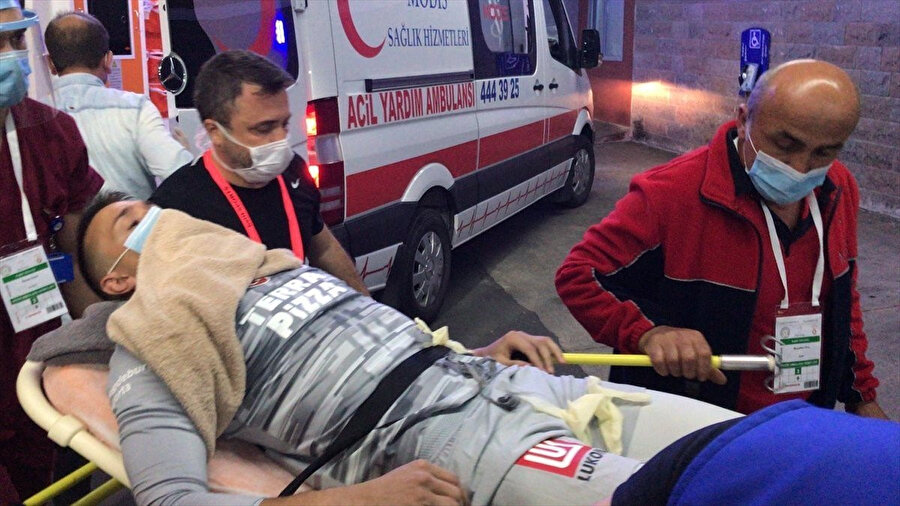 Fernando Muslera ambulansla hastaneye götürülürken