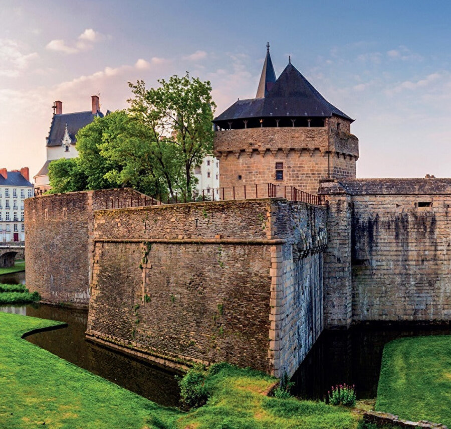 Nantes'ın Ortaçağ’dan kalma Dükler kalesi, 1207 yılında inşa edilmiş şehrin en önemli tarihi miraslarından biridir. 