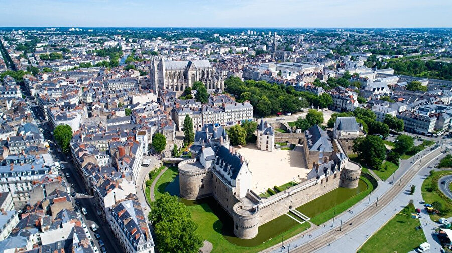 Nantes, Fransa'nın batısında Atlantik kıyılarından 50 km içeride Loire Nehri halicinde ve Loire Nehri ve Erdre Nehiri'nin birleşme noktasında kurulmuş bir şehirdir.