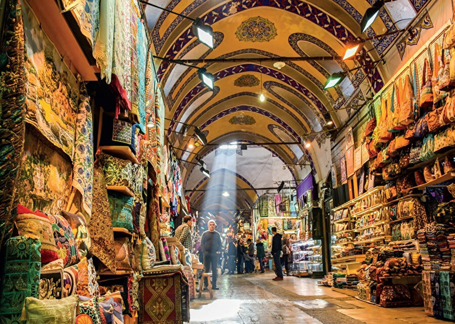 Kapalıçarşı, İstanbul kentinin merkezinde Beyazıt, Nuruosmaniye ve Mercan semtlerininin ortasında yer alan dünyanın en büyük çarşısı ve en eski kapalı çarşılarından biridir. 