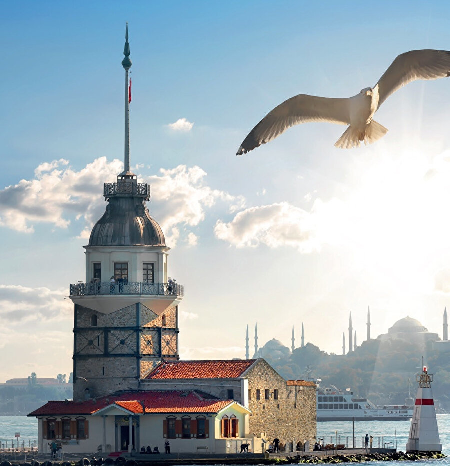Kız Kulesi, hakkında çeşitli rivayetler anlatılan, efsanelere konu olan, İstanbul Boğazı'nın Marmara Denizi'ne yakın kısmında, Salacak açıklarında yer alan küçük adacık üzerinde inşa edilmiş yapıdır. 