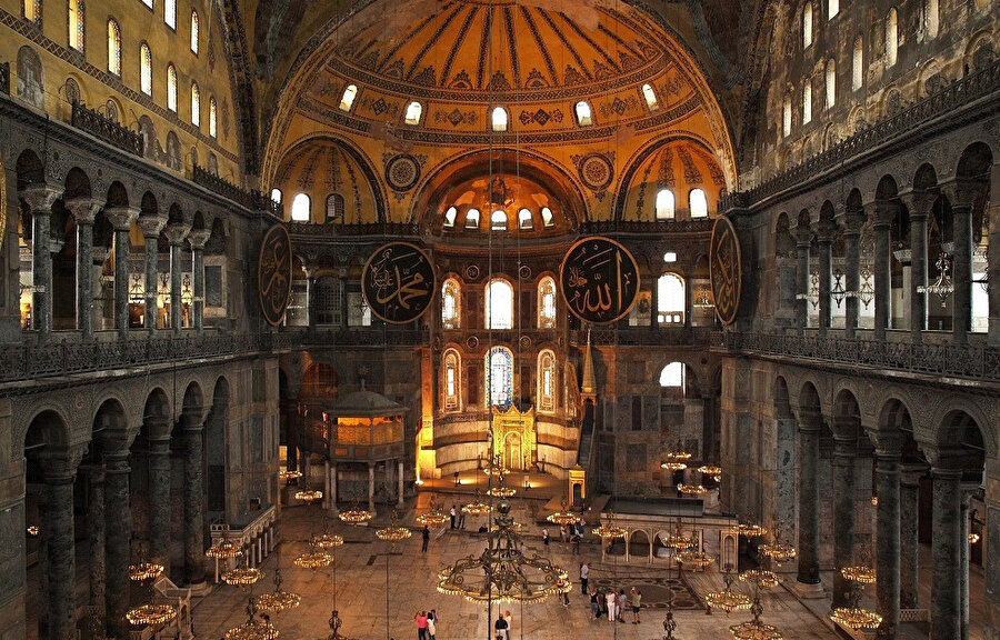 Ayasofya, İstanbul'da bir müze, tarihî bazilika ve camidir.