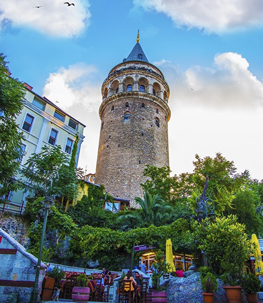 Galata Kulesi, İstanbul'un Galata semtinde bulunan bir kuledir ve 528 yılında inşa edilen yapı, şehrin önemli sembolleri arasındadır.