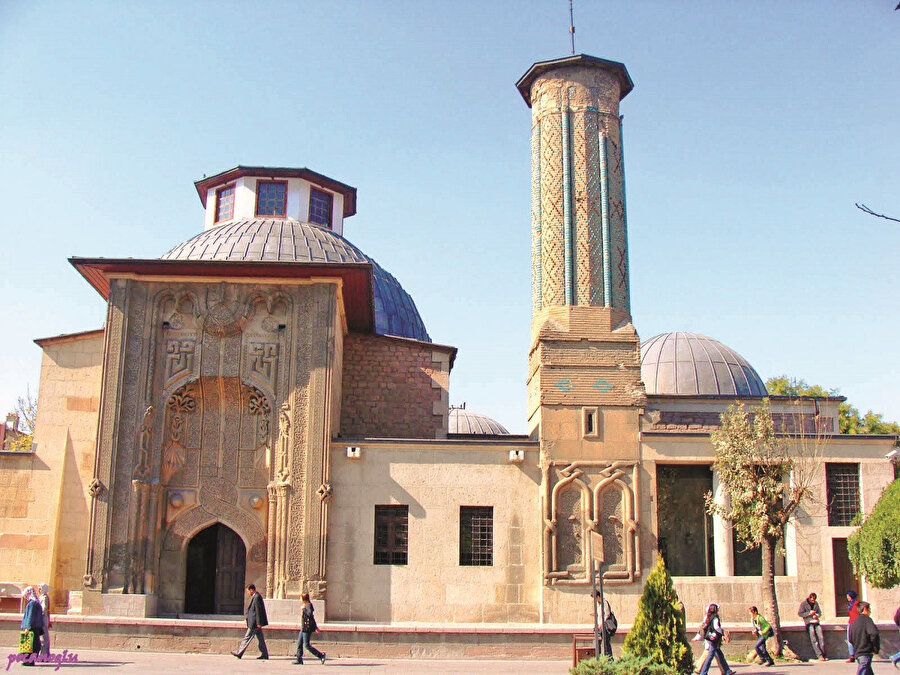 Kur’an ve Sünnet’e bağlı bir tasavvuf anlayışının yerleştirilmesiyle ahlâkî eğitime ehemmiyet verilmiş, böylelikle muhtemel bir sapkınlığın da önü alınmıştı.