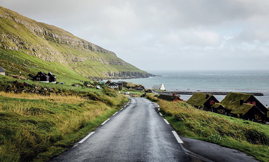Birleşik Krallığın 200 km kuzeybatısında, Norveç ile İzlanda'nın arasında bulunan özerk ülkedir.
