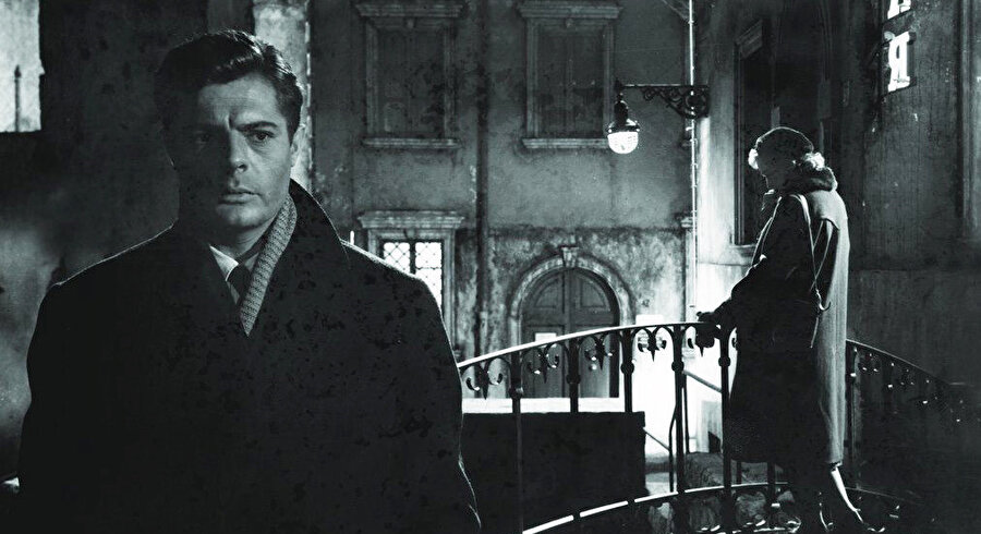 İtalyan Yönetmen Luchino Visconti'nin Beyaz Geceler uyurlaması Le Notti Bianche'den (1957) bir sahne.