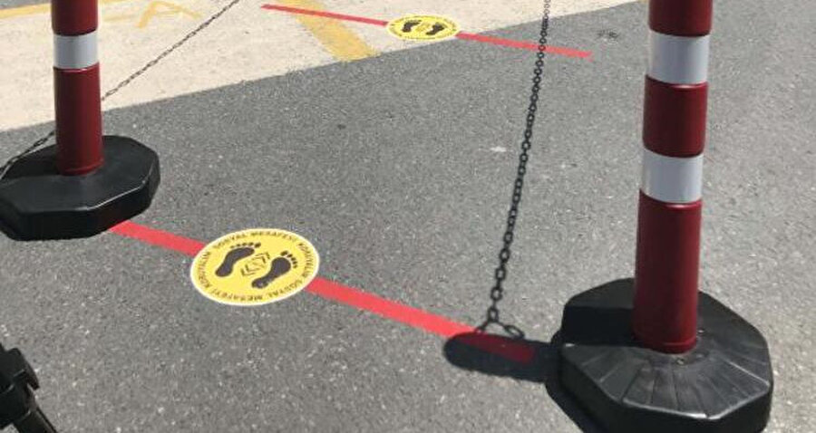 Girişlere sosyal mesafeye uyulması için yönlendirici işaretler konuldu