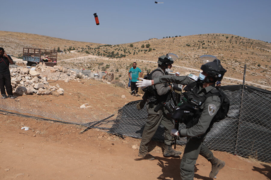 İsrail polisi, Filistinlilere ses bombasıyla müdahale etti.