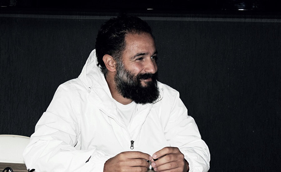 Hollanda'da doğup büyüyen sanatçının müziğinde biraz efkar, biraz kara mizah var.