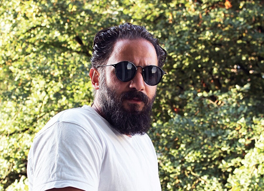 Beatmucit Ceyhuni olarak anılan sanatçı, rap, rock, taverna, etnik, pop gibi bir çok müzik türünü bir arada kullanarak üretmektedir.