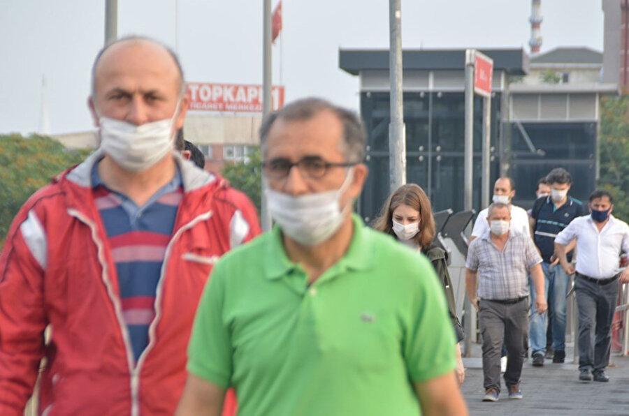 İstanbul'da maske zorunluluğuna uyan kişiler