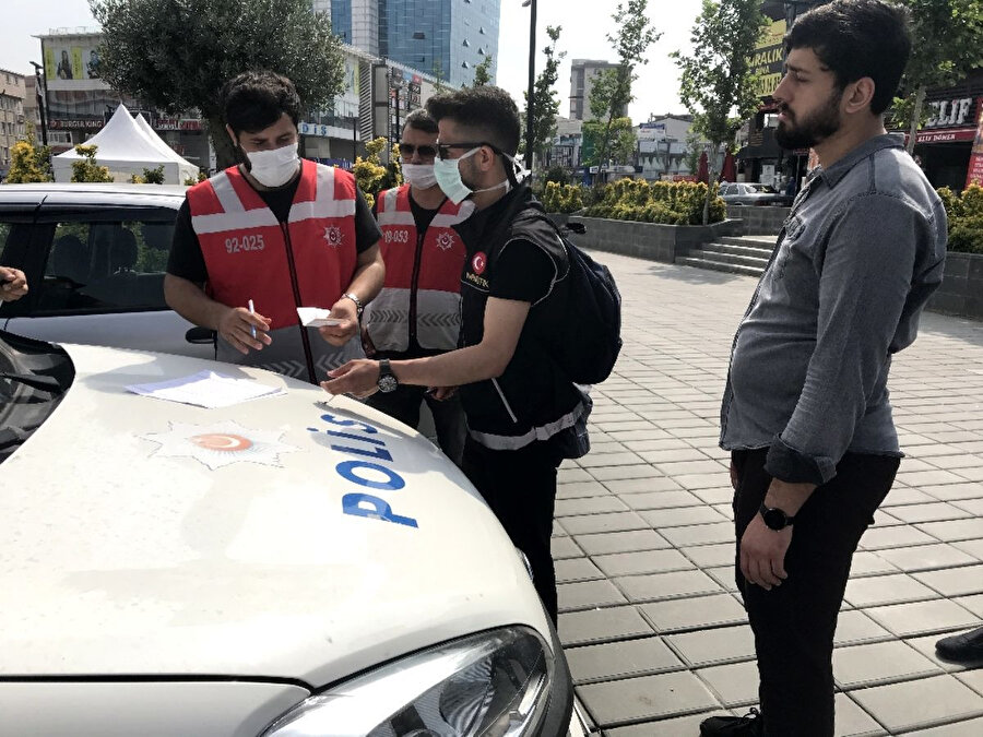 Maske zorunluluğuna uymayanlara ceza yazılırken