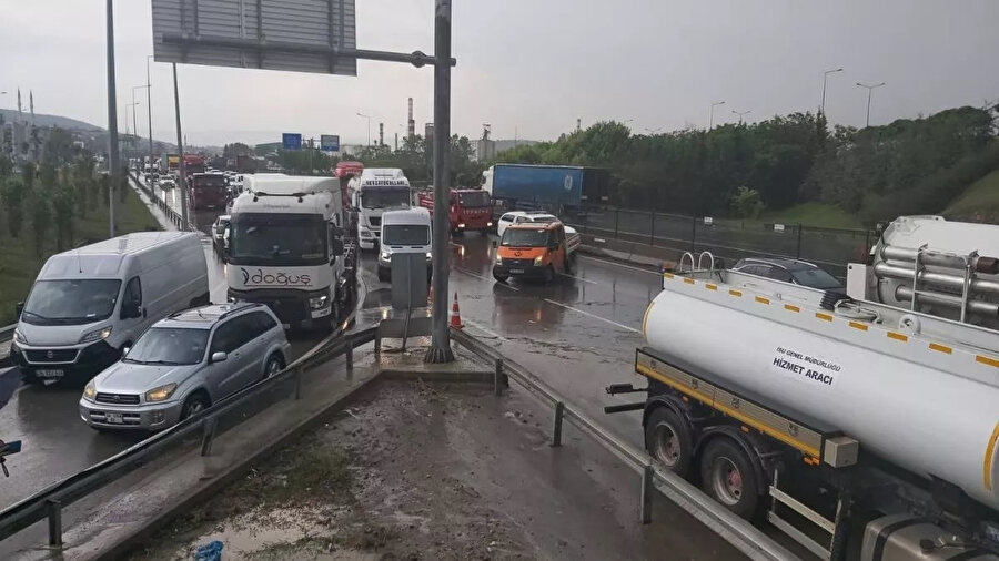 Şiddetli sağanak nedeniyle yollar kapandı