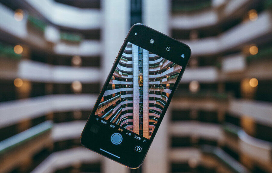 İzleyici aktif olarak teknolojiyle beraber sanata katılmak zorunda bırakılmıştır.