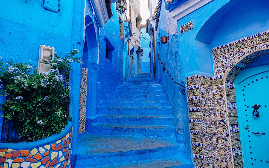 Fas’ta her şehrin bir rengi var. Rabat’ın rengi ise mavi.