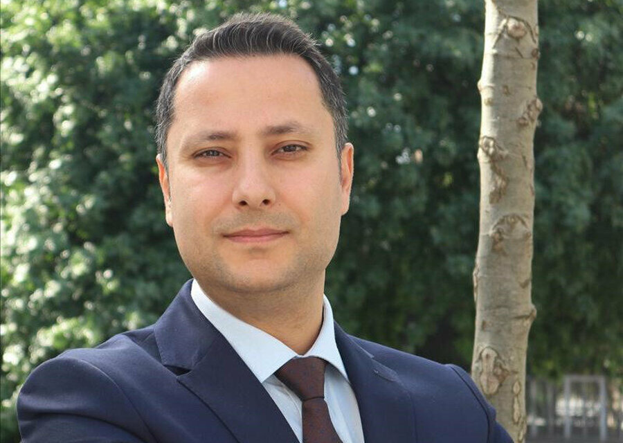 Ahmet Faruk Çağlar: Etkin olduğunuzu düşündüğünüz bu eylemin nasıl üzerinizde hâkimiyet kurduğuna, sizi edilgenliğe sürüklediğine yakinen şahitlik edeceksinizdir.
