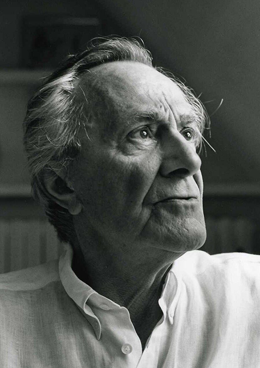 Jean-François Lyotard da postmodernizm üzerine eğilirken dili merkeze koyuyordu, dilden ortaya çıkan bilgi ve bilim ekseninde bir ara yol açıyordu düşüncesine.