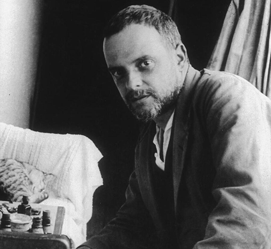 Paul Klee, Alman kökenli İsviçreli ressamdır. İlk olarak oryantalizmi öğrenen Klee, kendisine özgü tarzı ile dışavurumculuk, kübizm, gerçeküstücülük gibi pek çok akımda etkili oldu.