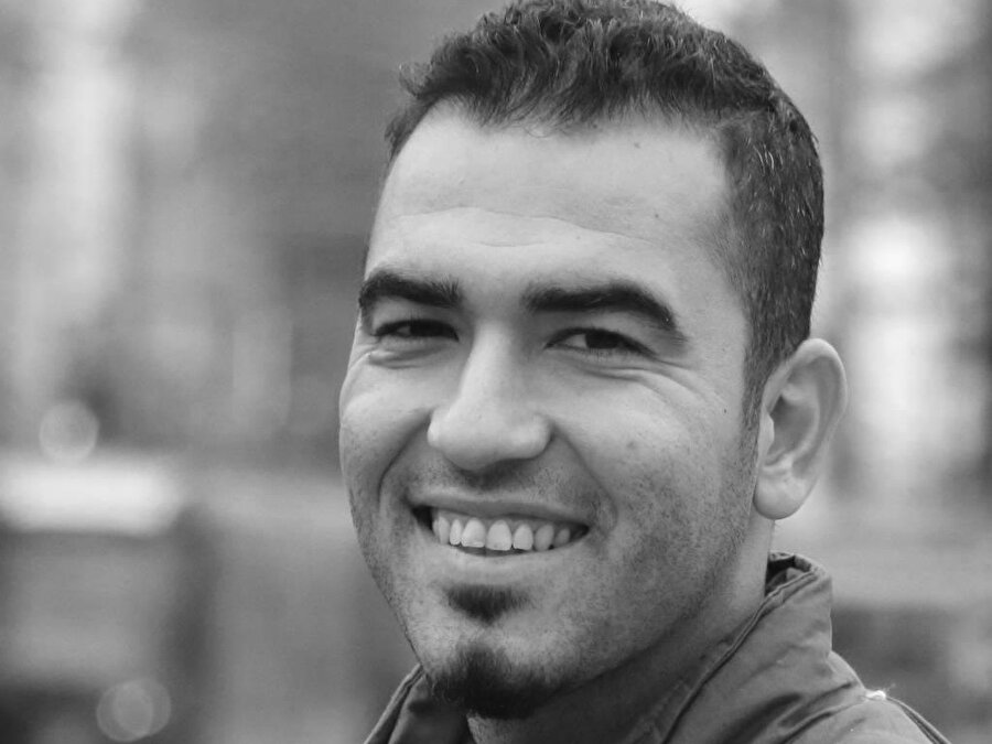 Doğup büyüdüğü coğrafyadan kopmayan yazar bu coğrafyaya ait dil, alışkanlıklar ve gelenek gibi yöreye has değerlerden beslenmiş.