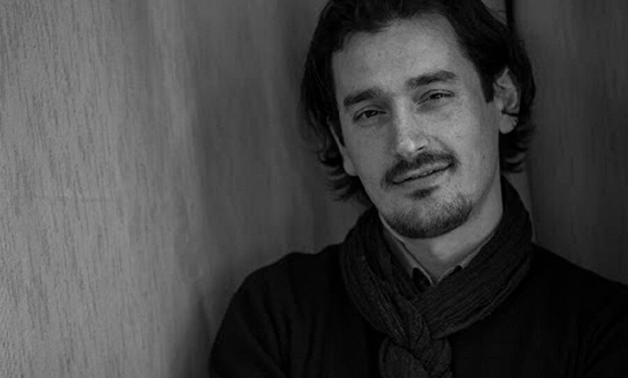 Tuna Yukay’ın mizah anlayışı kelime oyunlarına, süslü aforizmalara dayanmıyor.