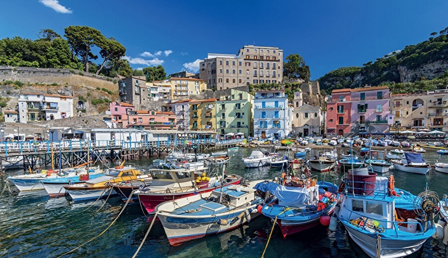 Sorrentine Yarımadası olarak bilinen Napoli Körfezi’nin karşısında bulunan bir şehir olan Sorrento ile ilgili bilinen bir yanlış buranın Amalfi Kıyıları’nın bir parçası olduğu.