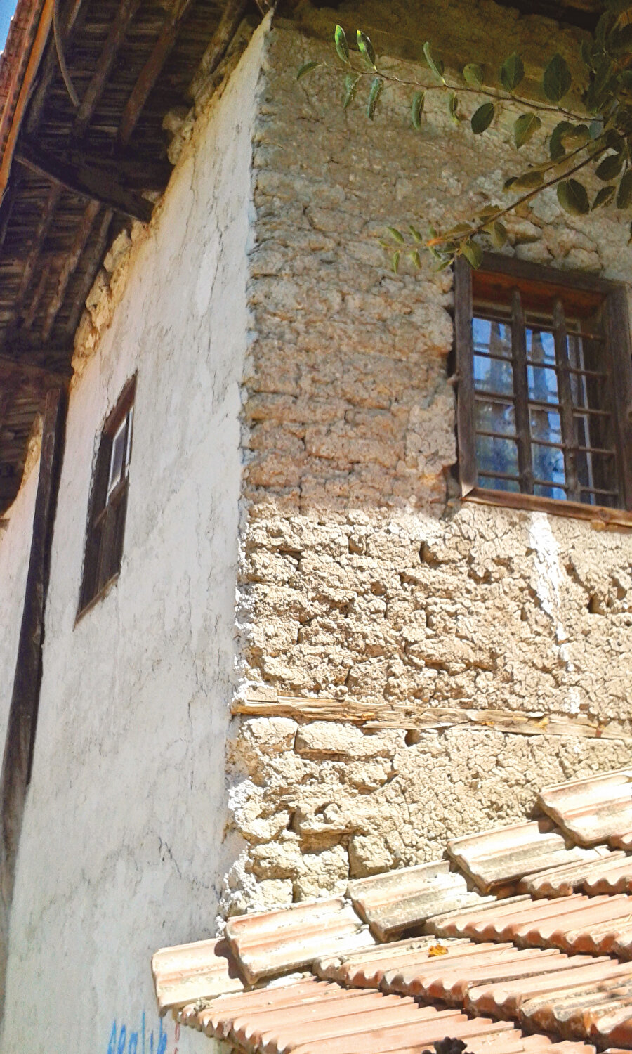 Merhumun hane-i saadeti, vazife yerinin hemen çaprazında. Kullanışlı ve zarif işçilikle bezeli bu mesken, sahibine yukarıdan bakmayan tipik bir Türk evi.
