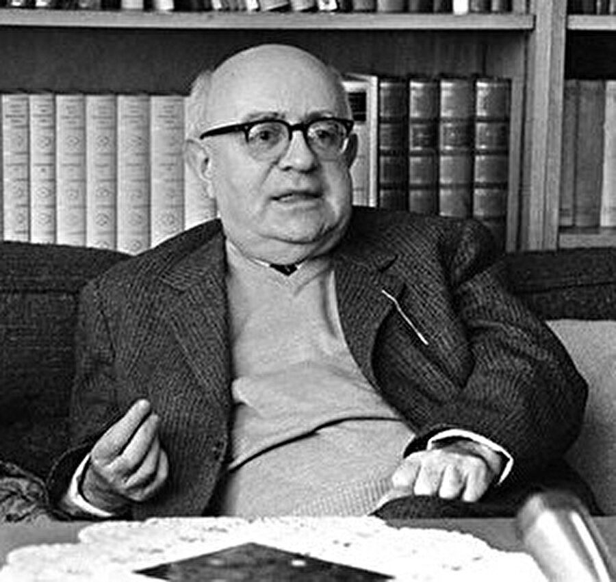 Adorno (ö. 1969) “Günümüzde sanat ve din üzerine tezler” (1945) başlıklı yazısında sanat ve din arasındaki dikotomik ayrışmanın geri döndürülemez olduğunu katiyetle ifade eder