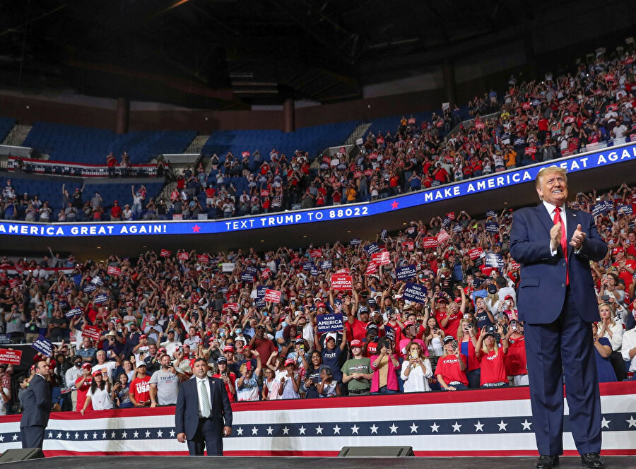 Trump'ın mitingte sahneye çıktığı anlar