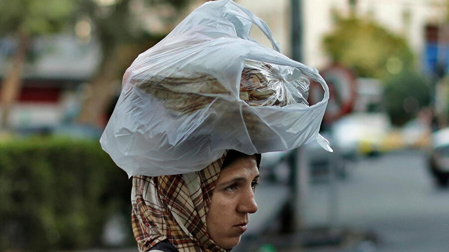 Neredeyse on yıldır süren savaşla birlikte, baskıcı ve yozlaşmış bir yönetimin işkencelerine, ekonomik krize ve Koronavirüse karşı mücadele veren Suriyeliler.