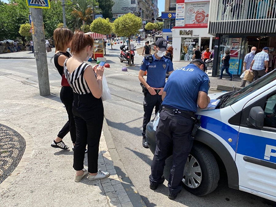 Polisler maske takma zorunluluğuna uymayanlara ceza keserken