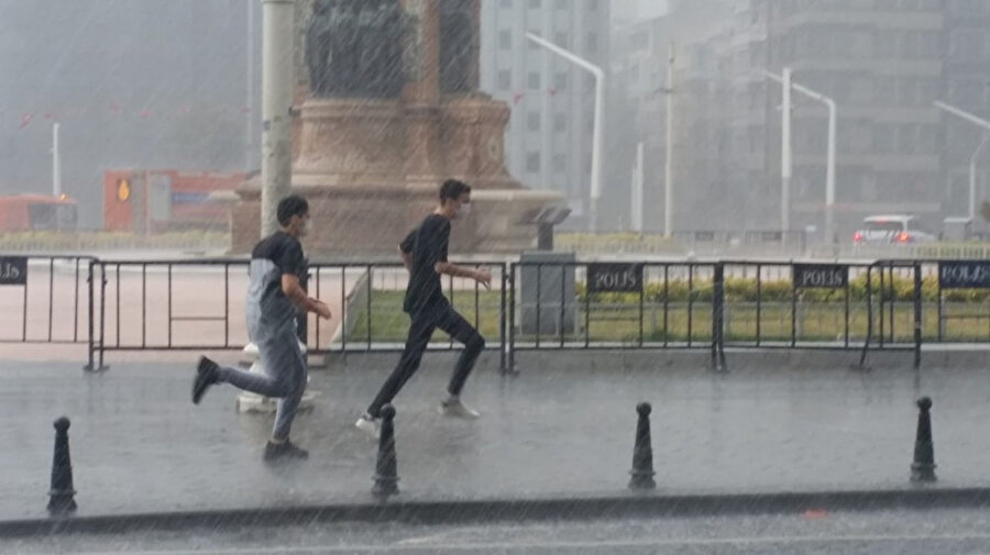 İstanbul'da sağanak yağış etkili olmaya başladı