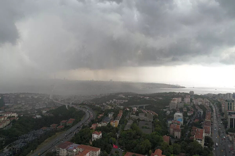 Ani yağış ve fırtına İstanbul'u etkisi altına aldı