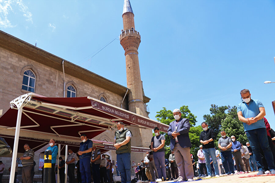 Burdur'da cuma namazı, yeni tip koronavinüs (COVID-19) tedbirleri kapsamında cami avlusu, pazar yeri ve okul bahçelerinde kılındı. (Arşiv)