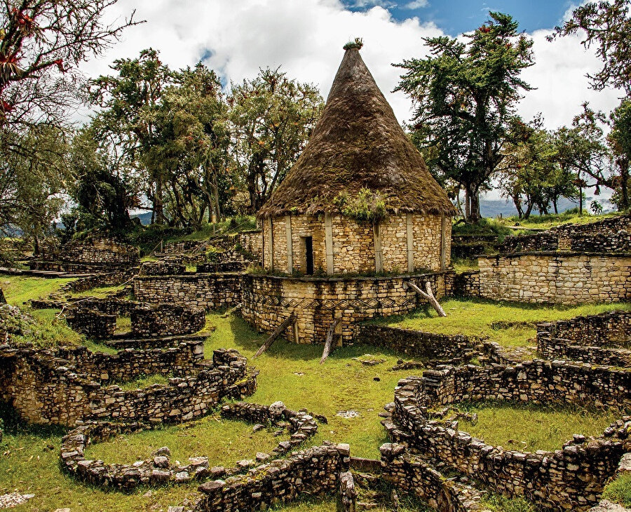 Chachapoyas kültürü tarafından MS 6. yüzyılda Utcubamba Vadisi'ne bakan bir sırt üzerine inşa edilmiştir.