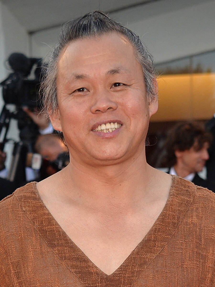 1993'te tekrar Kore'ye dönen yönetmen, film senaryosu yazmaya başladı ve bir yarışmada iki senaryosu birden ödül kazandı.