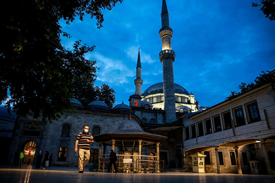 İstanbul'da cemaatle ilk sabah namazı kılındı