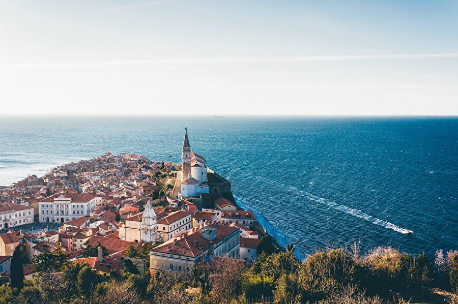 Slovenya, Orta Avrupa'nın güneyinde yer alan bir ülkedir.