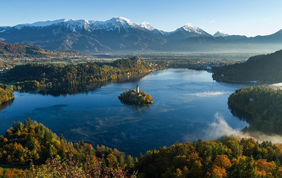 Slovenya'nın büyük bölümü Slovenya Alpleri ile kaplı olup doğusunda Büyük Macaristan Ovası'nın uzantıları yer alır. 