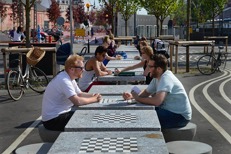 Hafta içi, kalıcı masalar ve banklar; piknik alanı, tavla - satranç oyun alanları olarak işlev görmektedir.