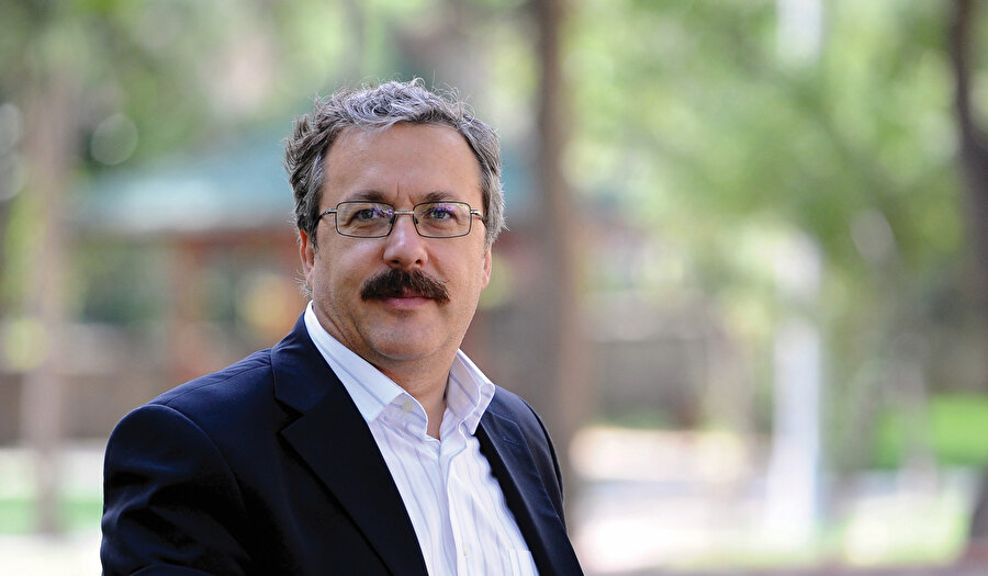 Mahmut Erol Kılıç, şiiri metafiziğin bir dili olarak görür.