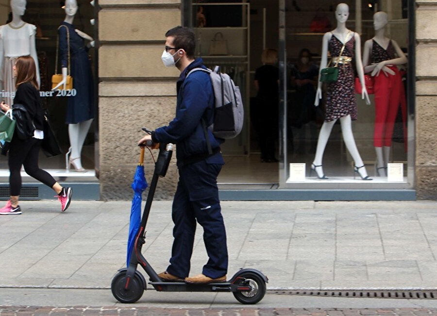 İtalya'da elektrikli scooter ile bir vatandaş böyle görüntülendi.