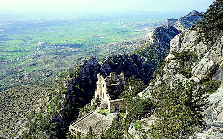 Bufavento Kalesi, Kıbrıs'taki Beşparmak Dağları'nda bir kaledir.