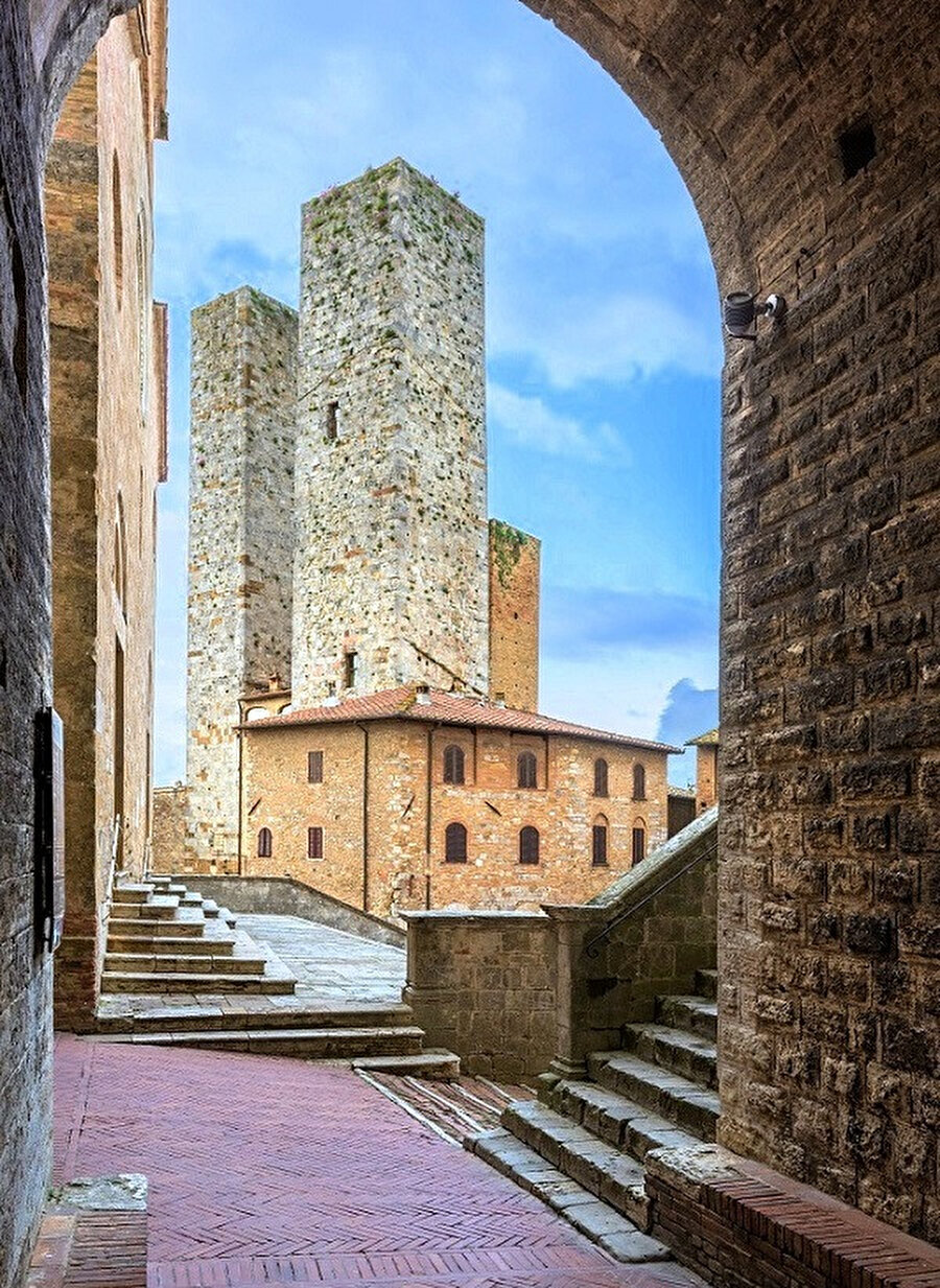 San Gimignano Katedrali’nden başlayarak, kuleleri ve ara sokakları... 