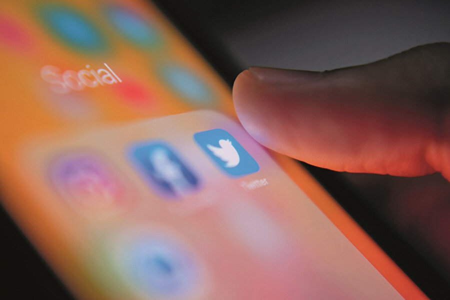 Gezi kalkışmasına destek veren Twitter hesapları, ki bunların arasında çok sayıda ‘saygın’ gazeteci, siyasetçi, akademisyen de vardı, yalan haberler ve uydurma fotoğraflarla olayları çarpıtarak taraftar toplamaya ve uluslararası arenada Türkiye’yi zor durumda bırakmaya çalıştı. Twitter’ın bu yalan ve kara propaganda çalışmalarına karşı verdiği tepki ise, bu platformun Türkiye’ye karşı bundan sonra takınacağı tavırlar konusunda örnek oldu.