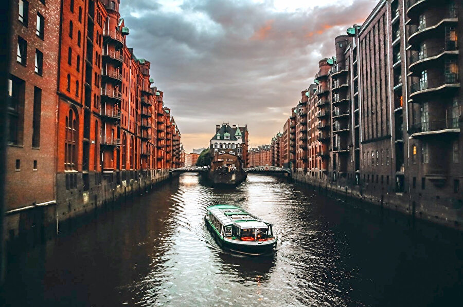 HAmburg, Almanya'nın ikinci büyük şehri olup kendi başına ayrı bir eyâleti oluşturur.