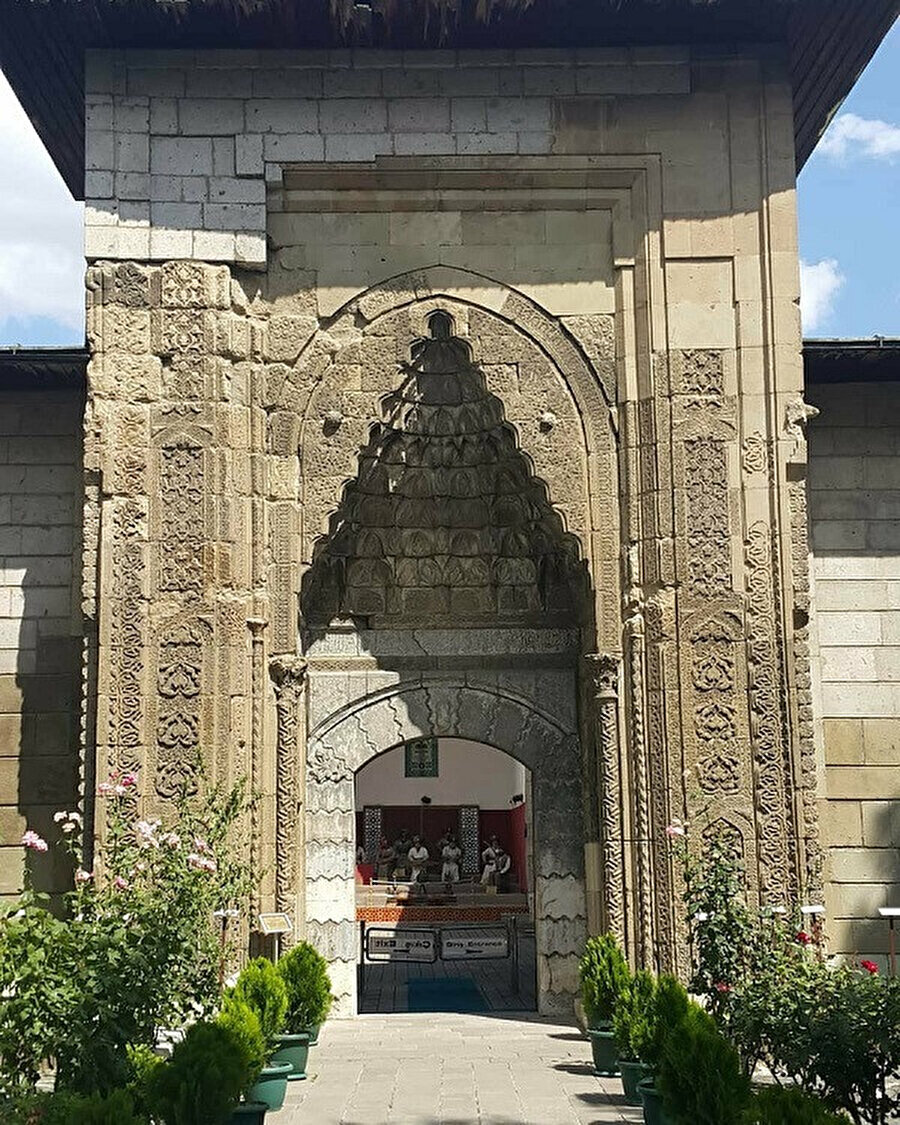 Amasya Bimarhanesi, Anadolu'da İlhanlılardan günümüze ulaşan tek eserdir.